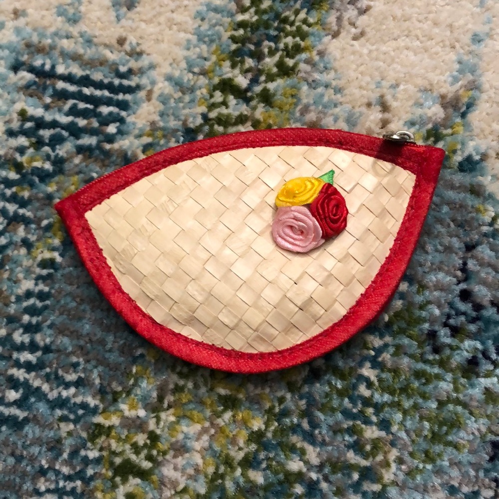 🍀 4/$15! 🌹New! Super cute straw zippered coin purse with rosette feature